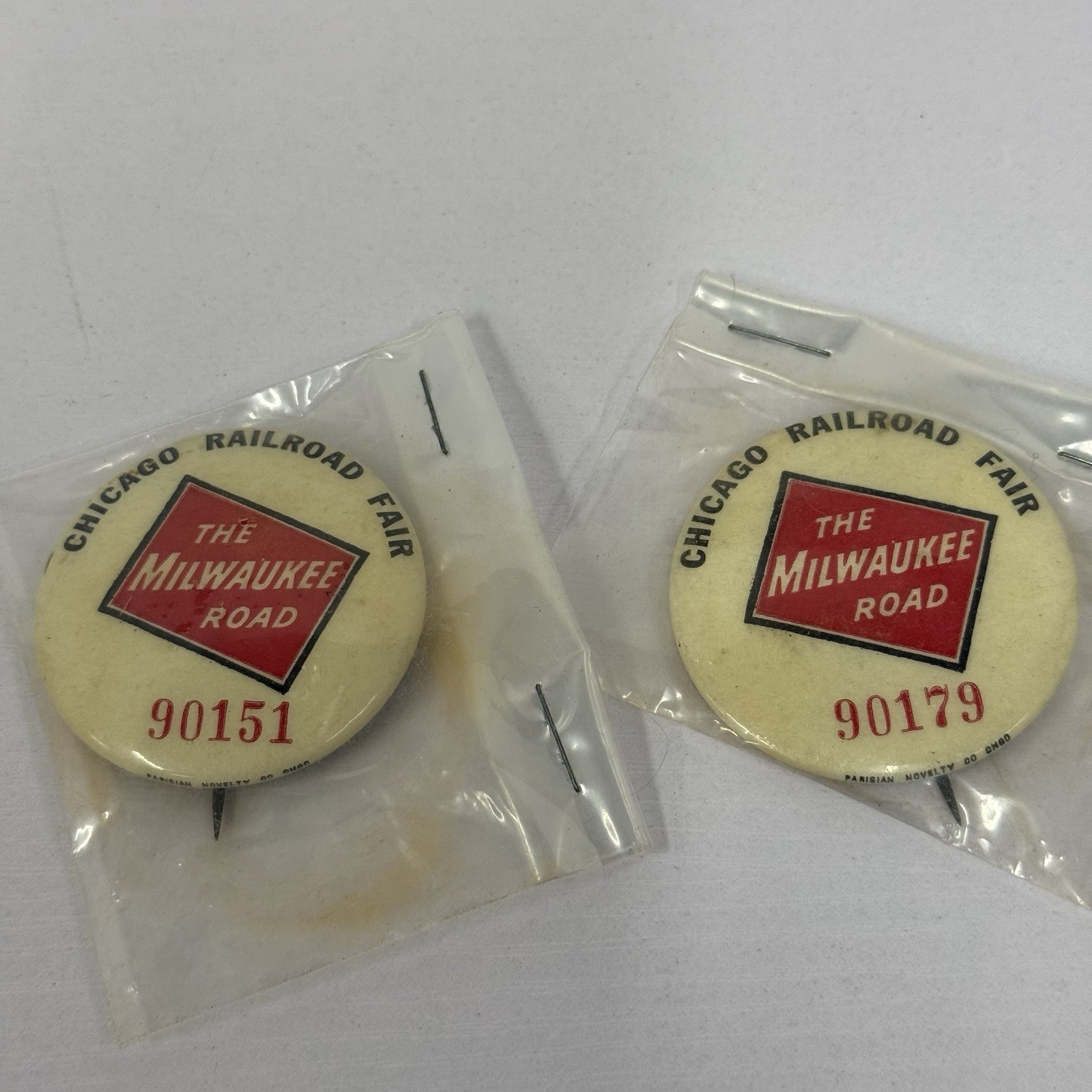 2x VTG 1940s Chicago Railroad Fair Milwaukee Road Pinback Button Set 90151 90179