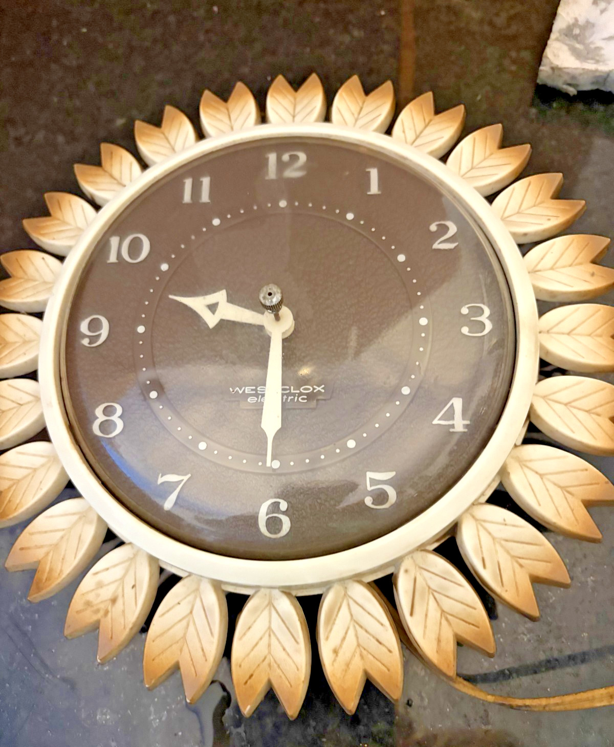 Vintage Westclox Electric Wall Clock Leaf Sunburst 9