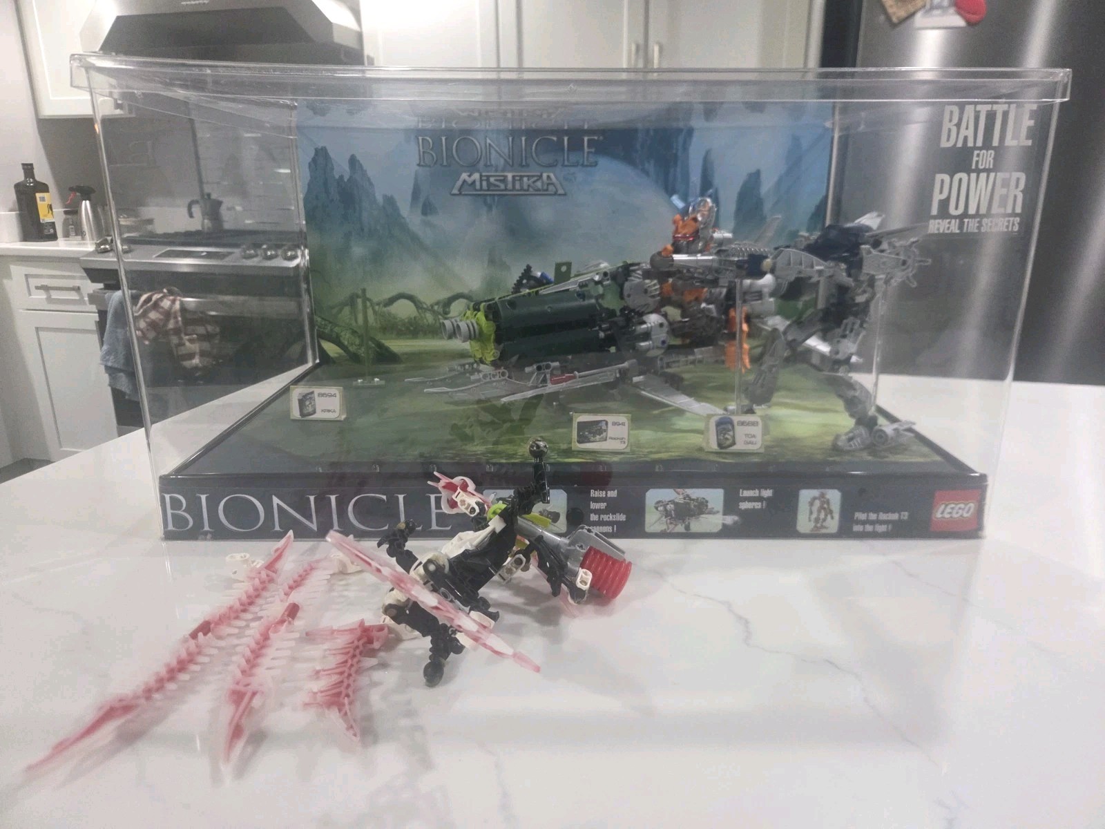 Lego Bionicle Mistika Toys R Us Display Case w/ Sets 8694, 8688, 8941 (READ) 