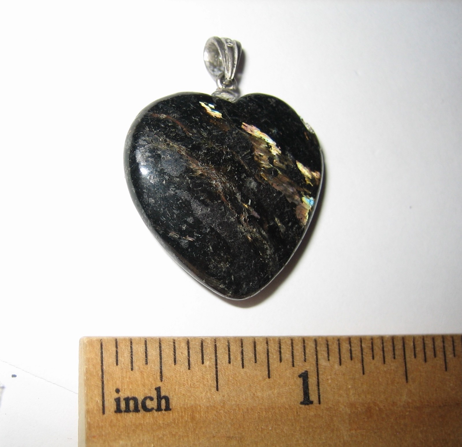 25mm RARE POLISHED NATURAL AUTHENTIC NUUMMITE STONE HEART PENDANT GREENLAND *1
