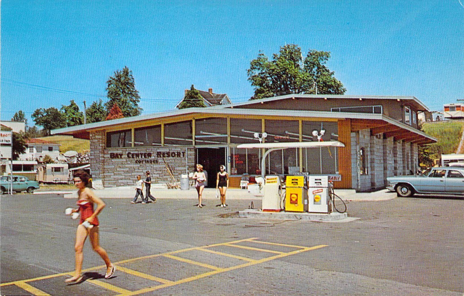 1962 WA Blaine Bay Center Resort Party Store Shell Gas station mint Postcard B01