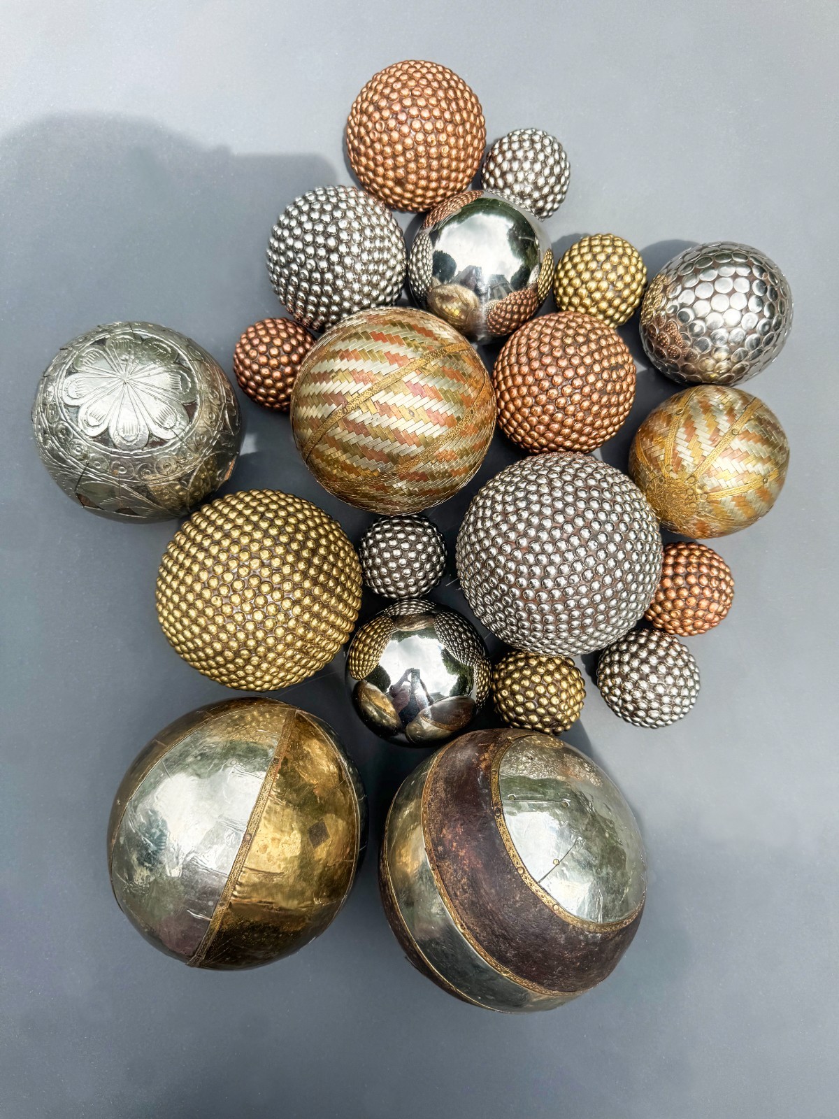 MINT: 20 LUXE VINTAGE MIXED METAL & SIZED DECORATIVE ORBS / SPHERES C 1984