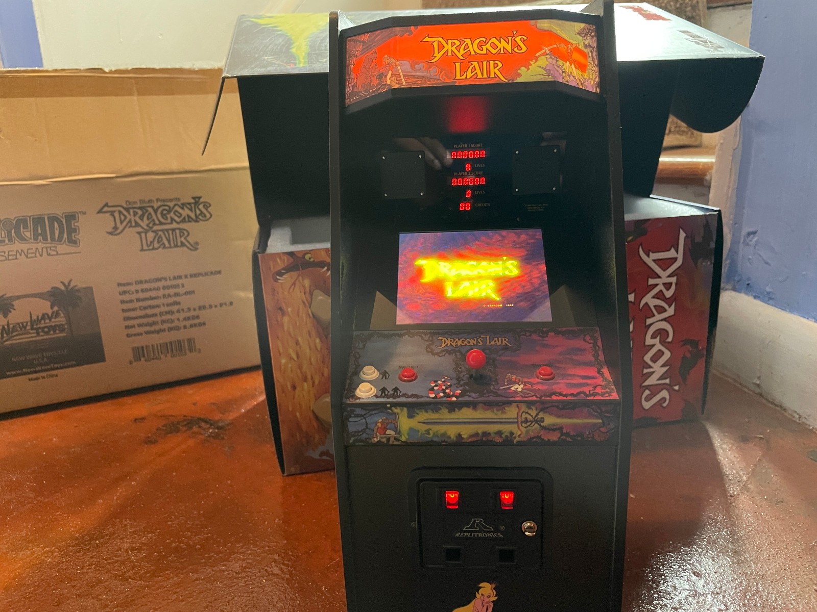 Dragon's Lair First Edition New Wave Toys Replicade 1/6 Scale Working Arcade