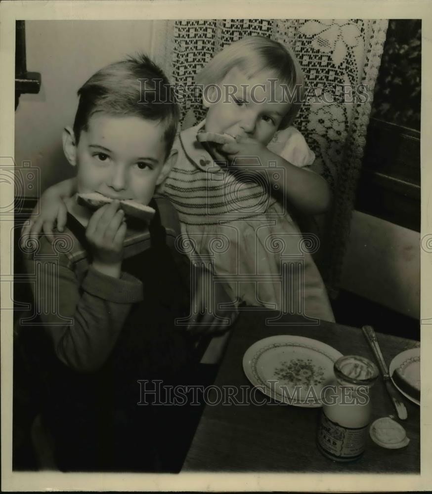 1943 Press Photo Madison Wis Frederick & Phylis Holder eat lunch od Dyne