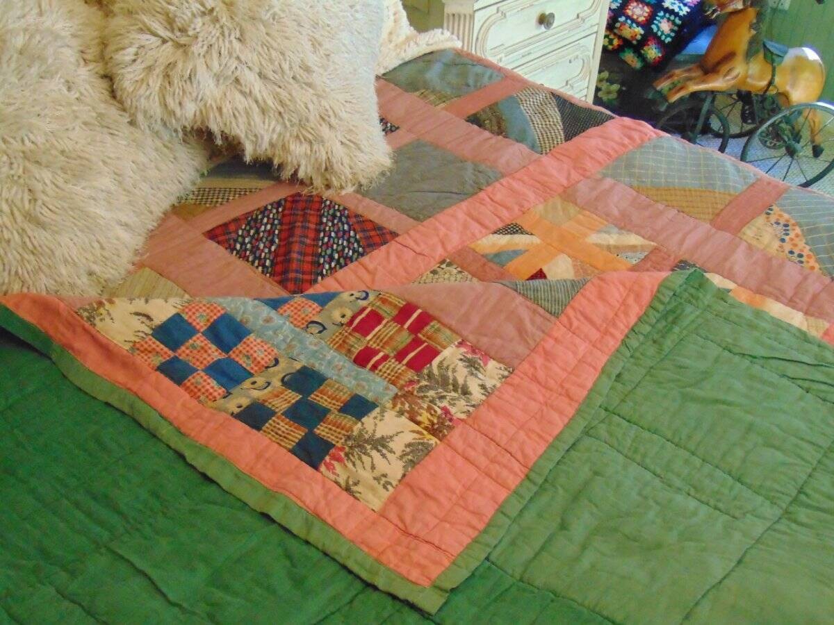 antique old vintage 1930's era hand stitched PATCHWORK QUILT 69