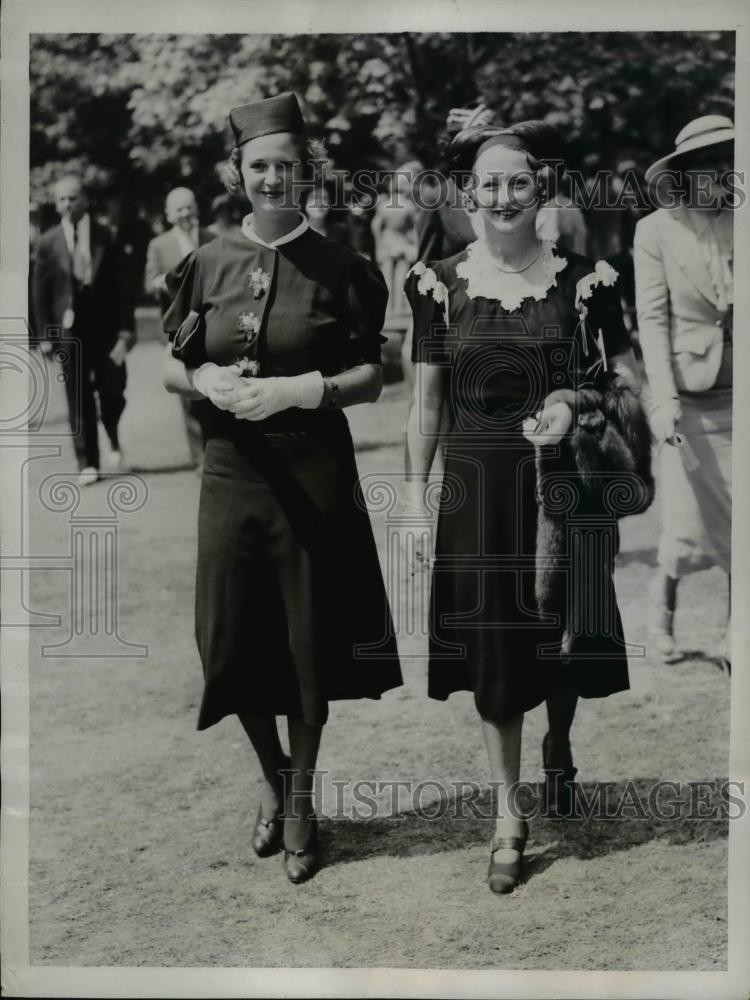 1937 Press Photo Mrs Earl Sande wife of jockey & Mrs SW Lawson at Belmont NY