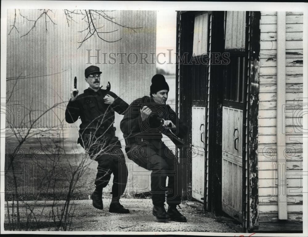 1990 Press Photo SWAT team members move in surrounding home, Washington County