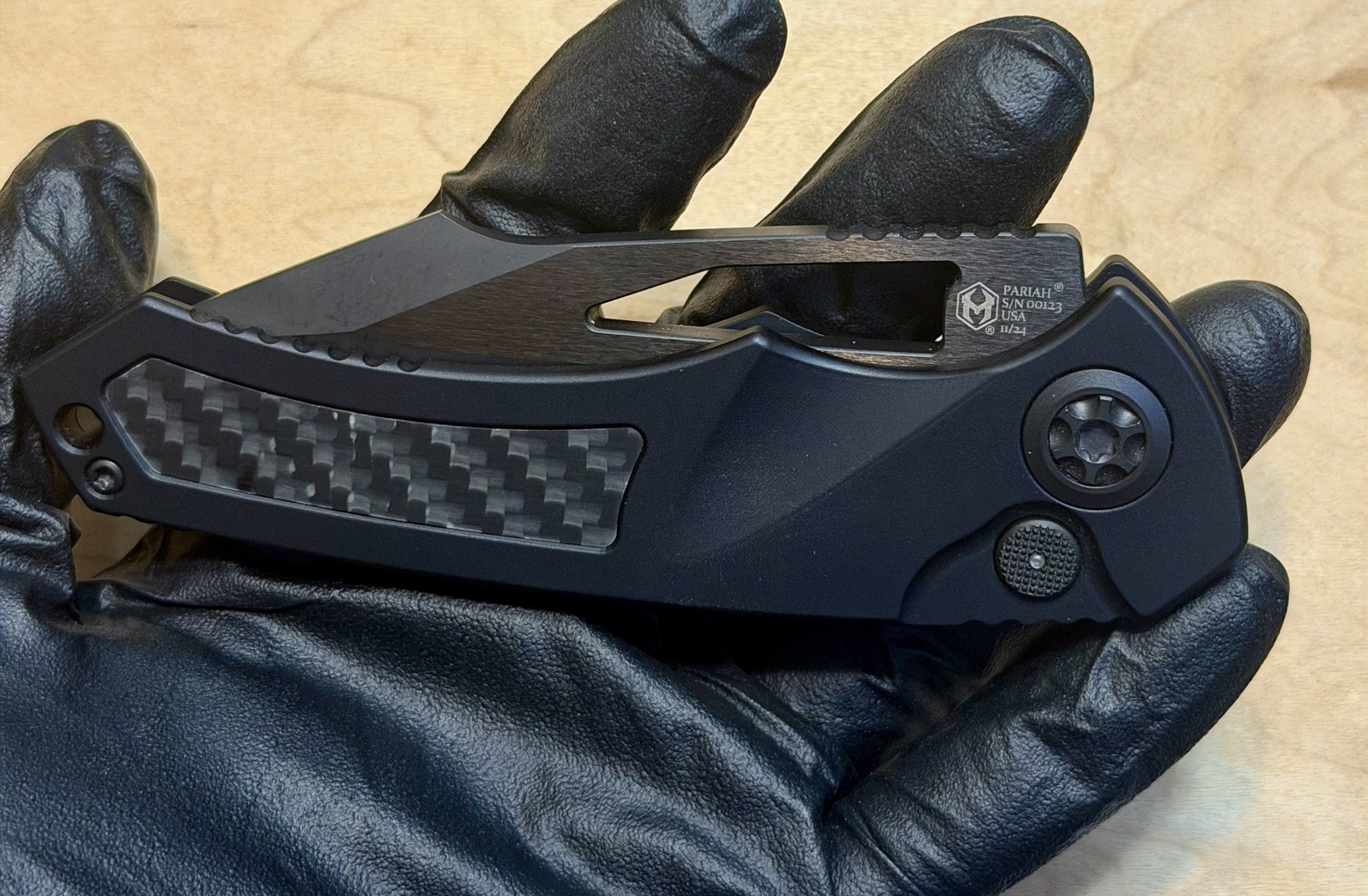 Heretic Knives Pariah DLC Magnacut Carbon Fiber Glow Inlay Trit. Thumb Stud