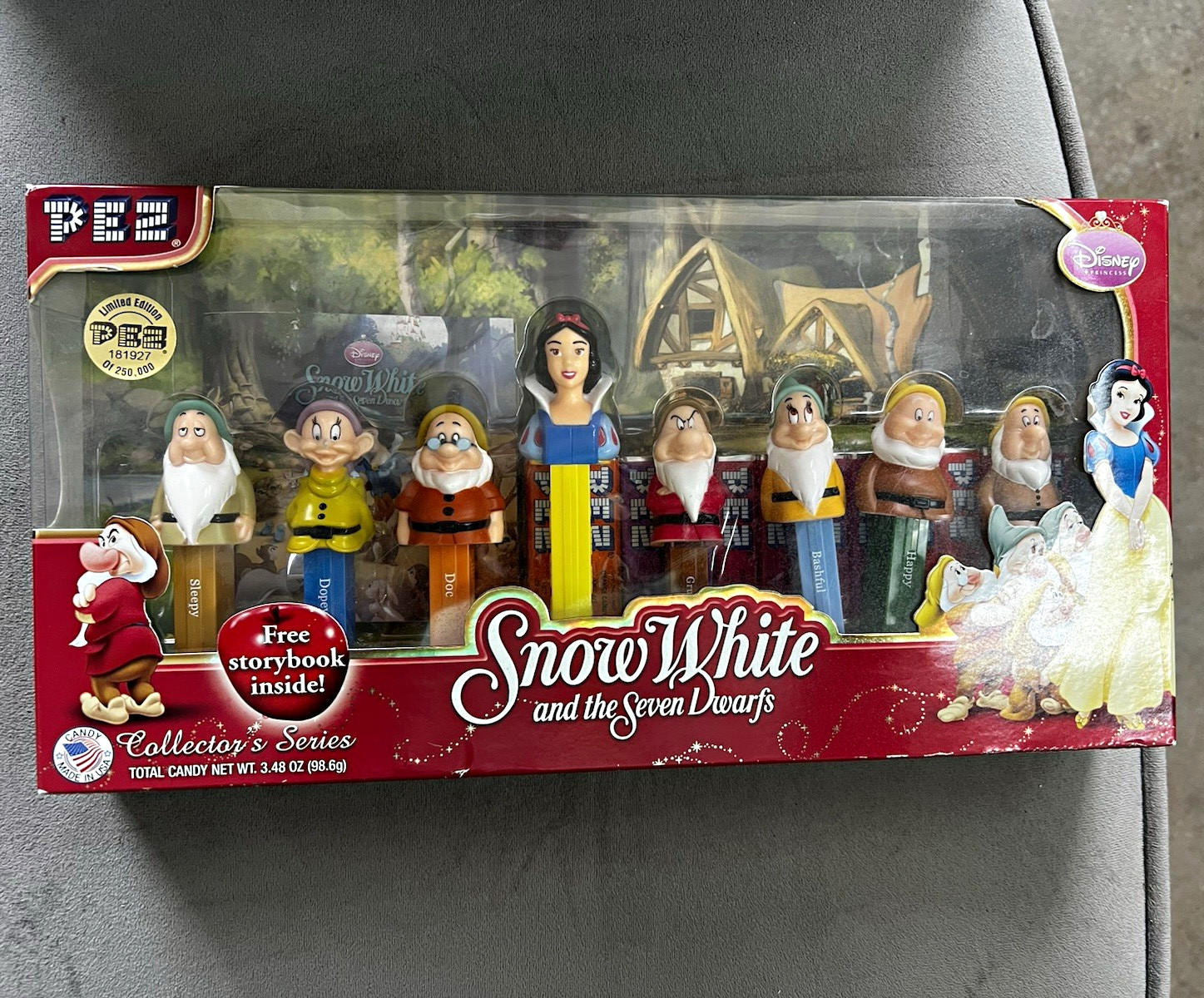 PEZ Disney Snow White & the Seven Dwarfs Collector Dispenser Set w/ Storybook