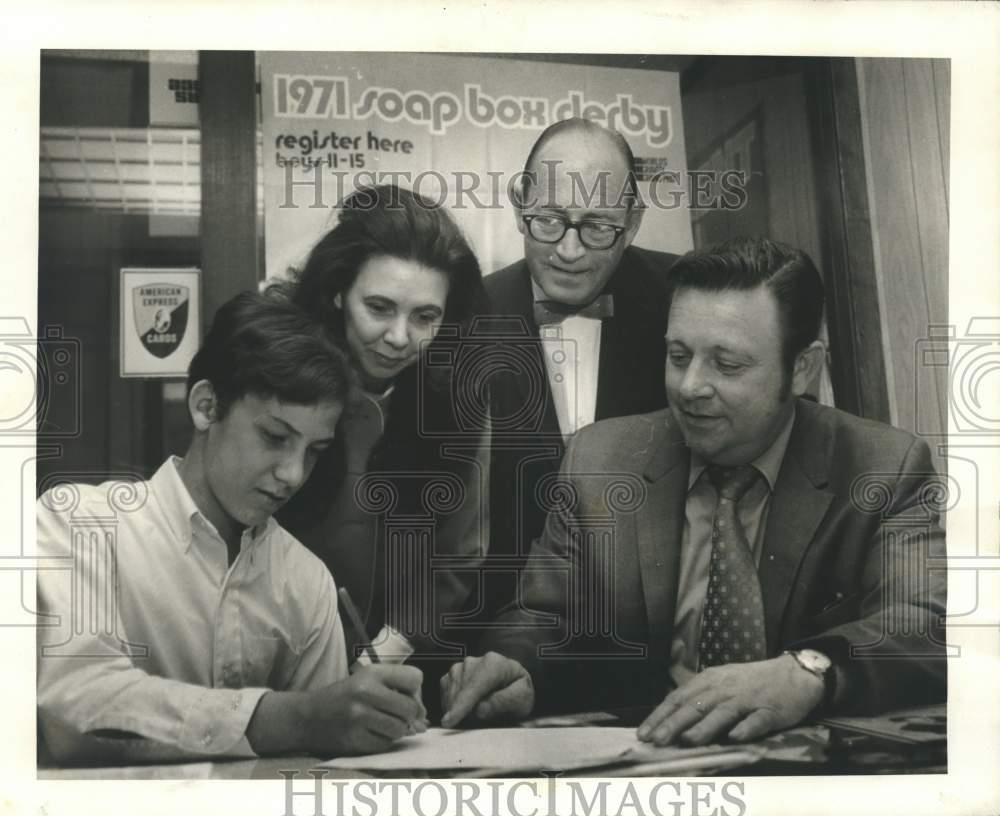 1971 Press Photo Young Marcus Pelletteri, Signs Up, New Orleans Soap Box Derby