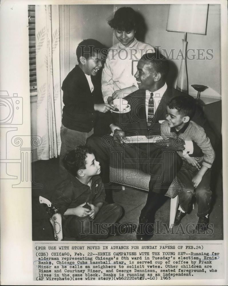 1963 Press Photo Cubs Ernie Banks Campaigns with Frank Diane & Courtney Minor