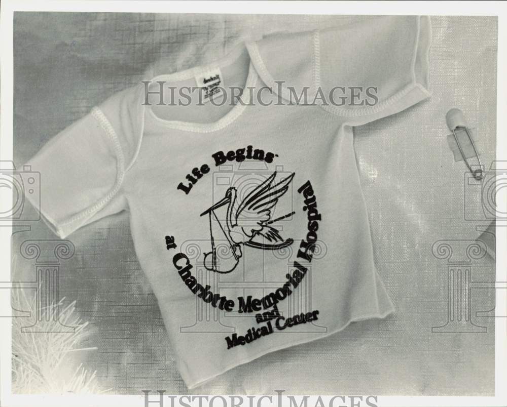 1983 Press Photo Baby\'s shirt pinned on board at Charlotte Memorial maternity