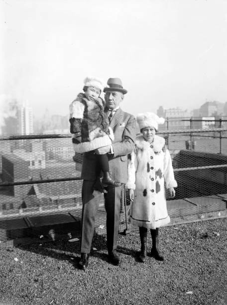 Roald Amundsen norwegian polar explorer with inuit girls Llitera K- Old Photo 2