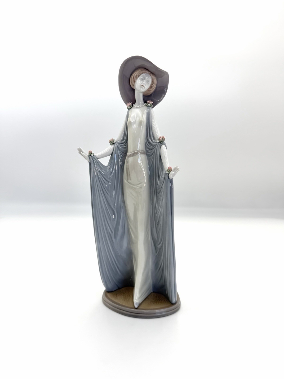 Lladro Elegant Ladies 1428 - Afternoon Tea, 14 1/4