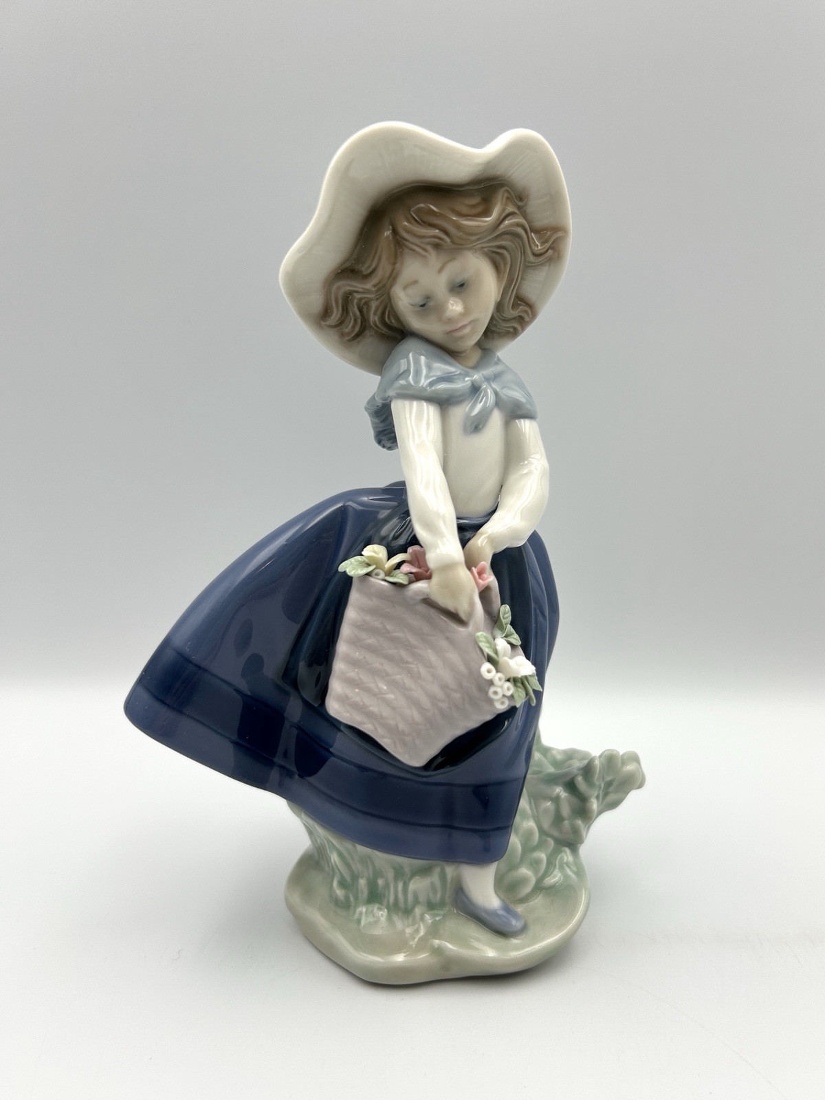 Lladro Pretty Pickings #5222 Girl Basket Flowers Figurine Spain Porcelain MINT
