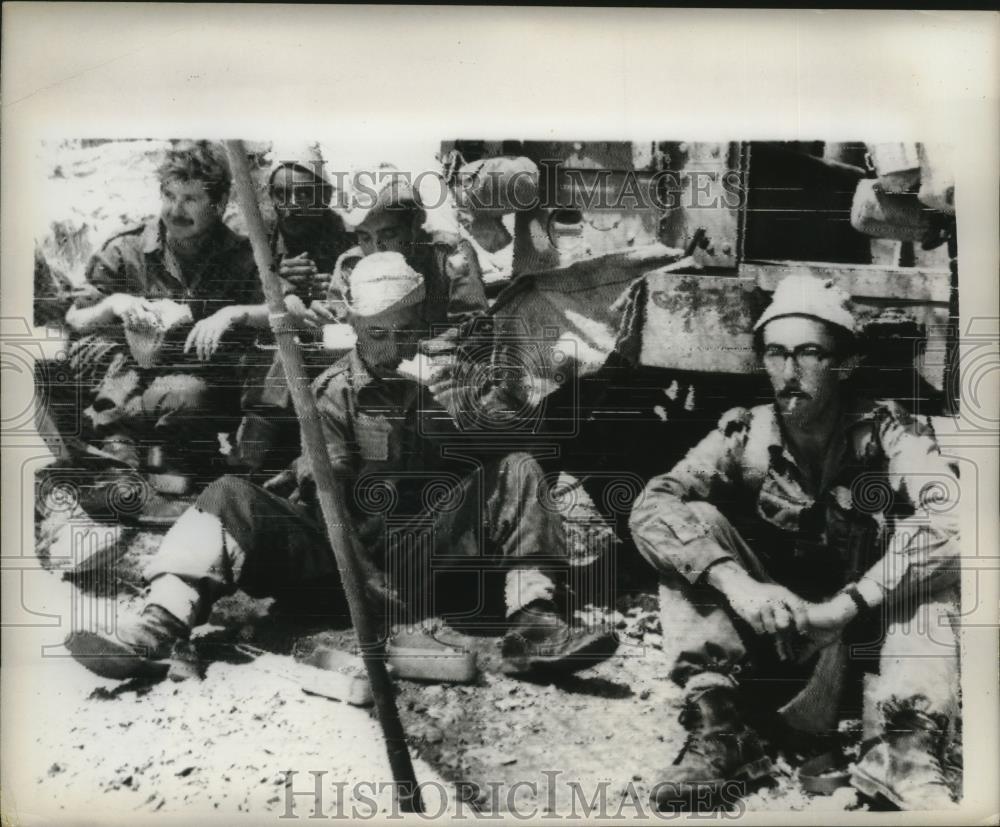 1967 Press Photo Israeli Troops take their meal near Jordanian Border