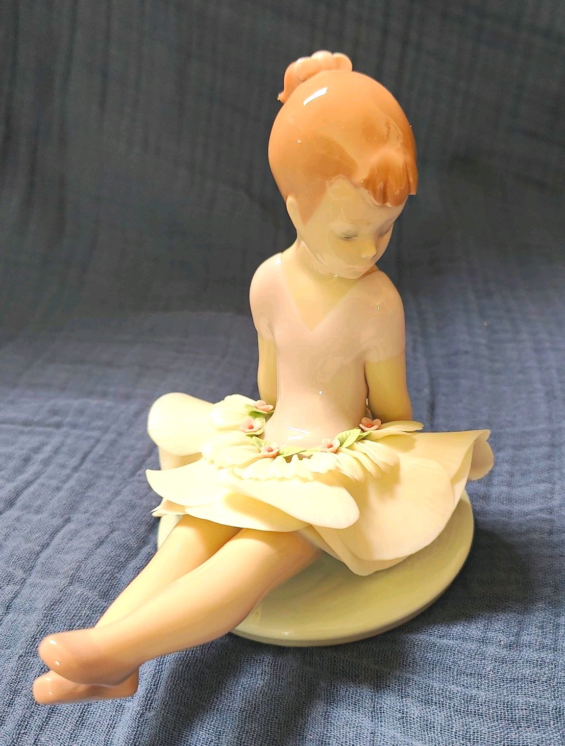 Lladró 6690 Rosy Posey Porcelain Figurine Retired Mint Condition new in open box