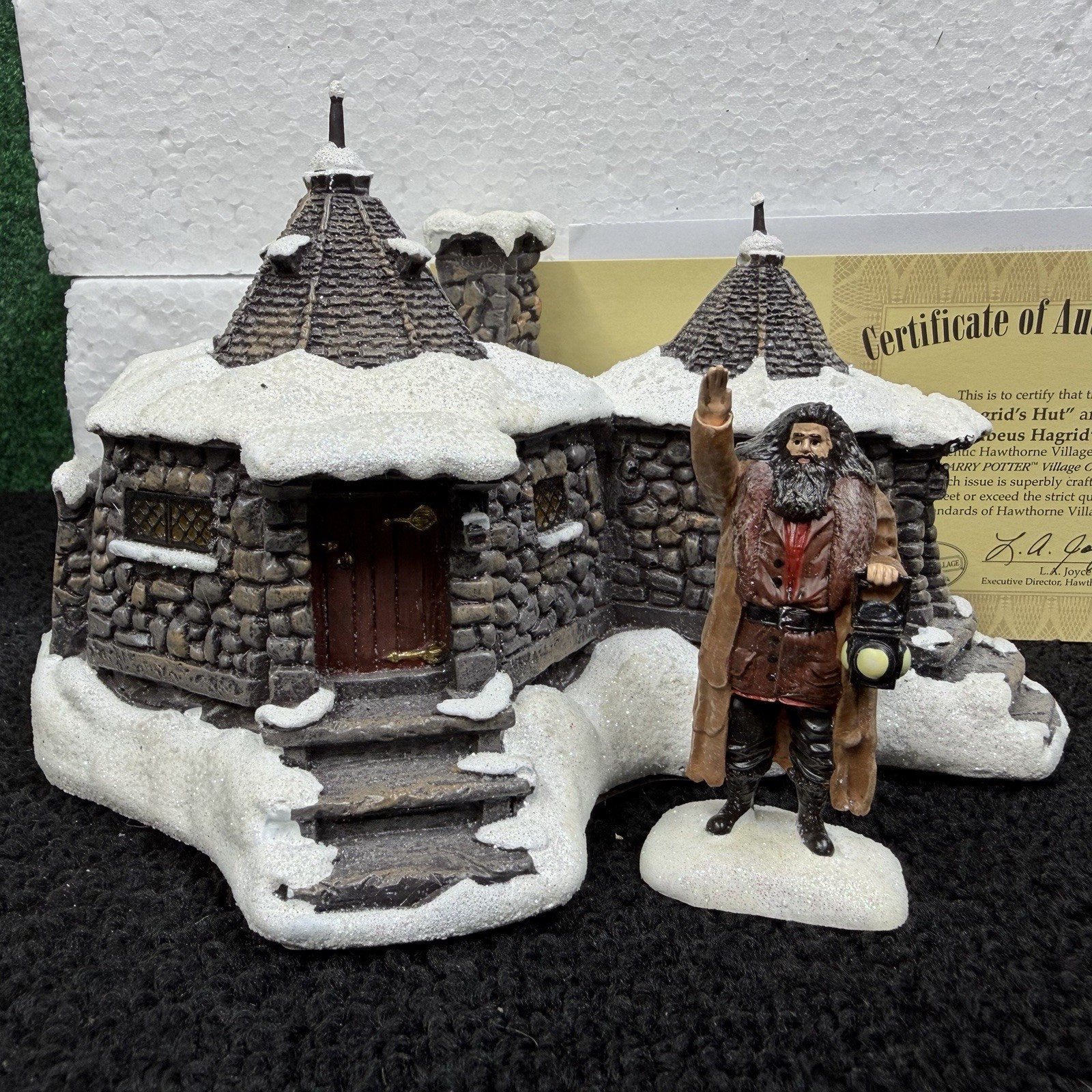 NEW Hawthorne Harry Potter Village Hagrid's Hut w/ Rubeus Hagrid Figure