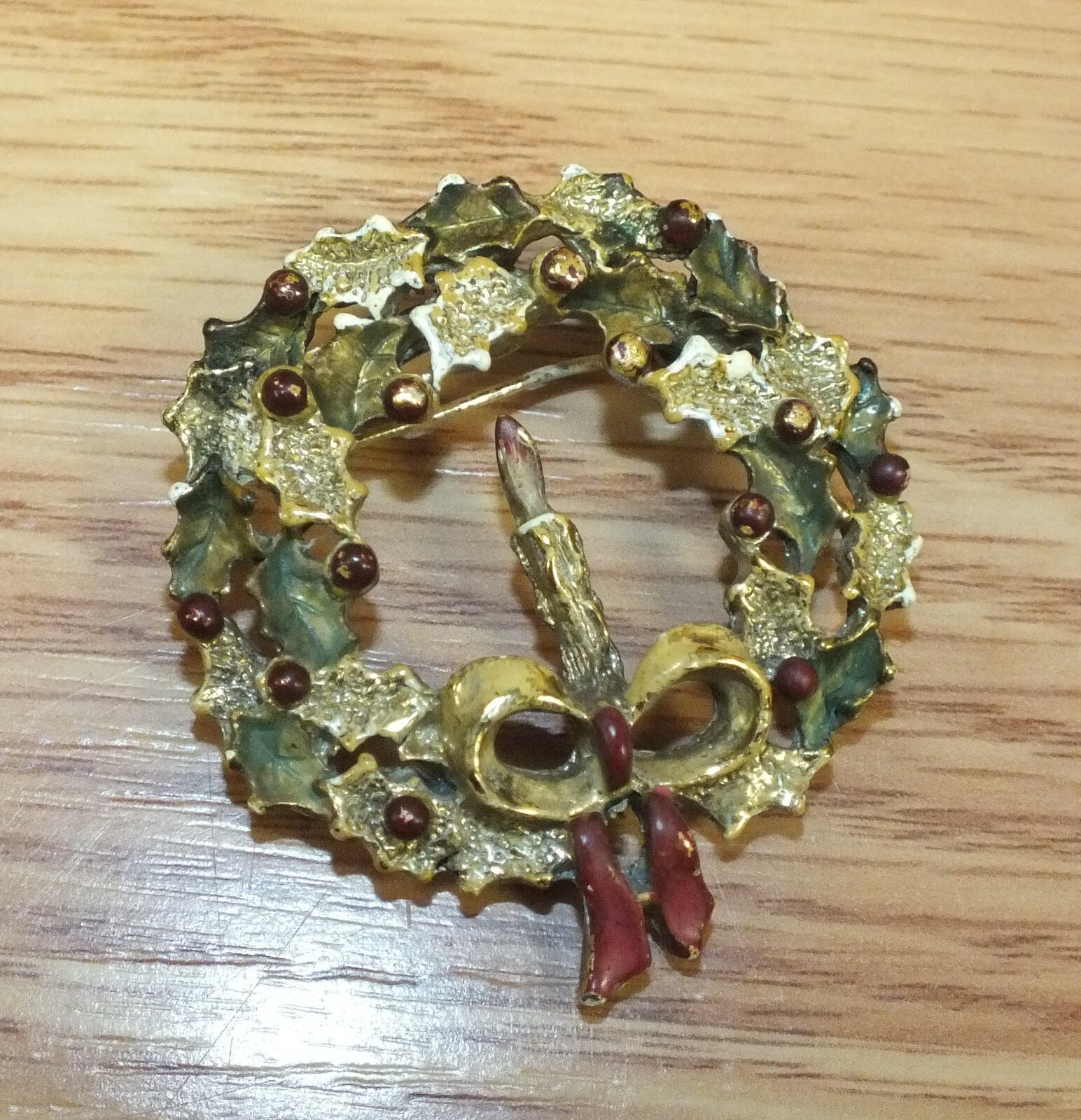 Vintage Gerry\'s Gold Tone Wreath With Candle Collectible Christmas Brooch Pin 