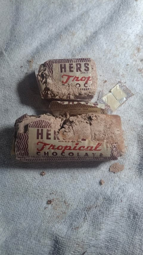 1945 Red Rare Hershy Tropical Vintage Ration (bad condition)