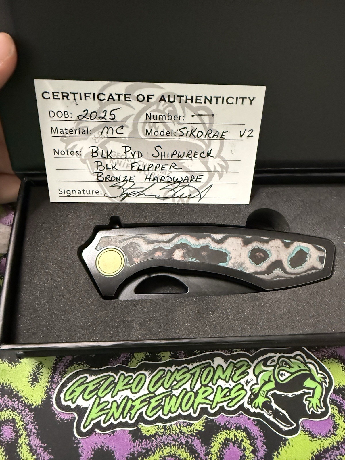 Gecko Customz Works Sikorae V2 Shipwreck Handle Magncut BLK PVD Drop Point Blade