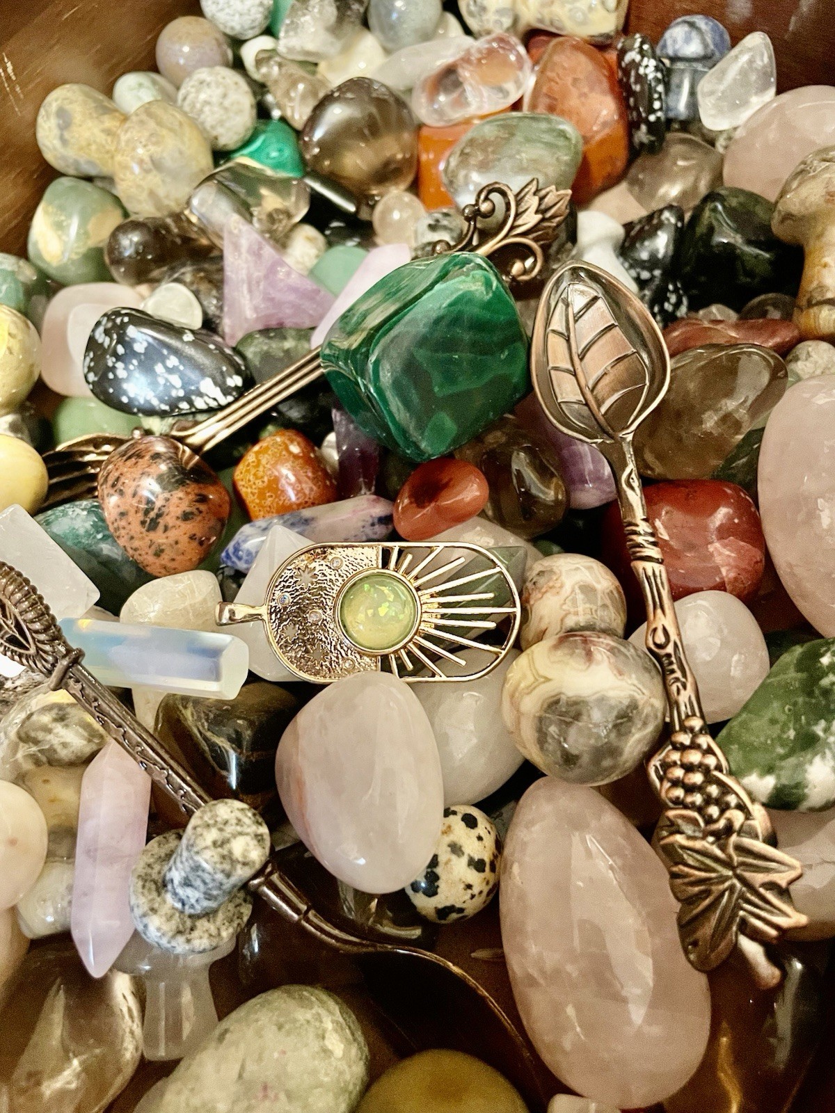 Crystal Confetti Scoop - Comes In Tarot Pouch