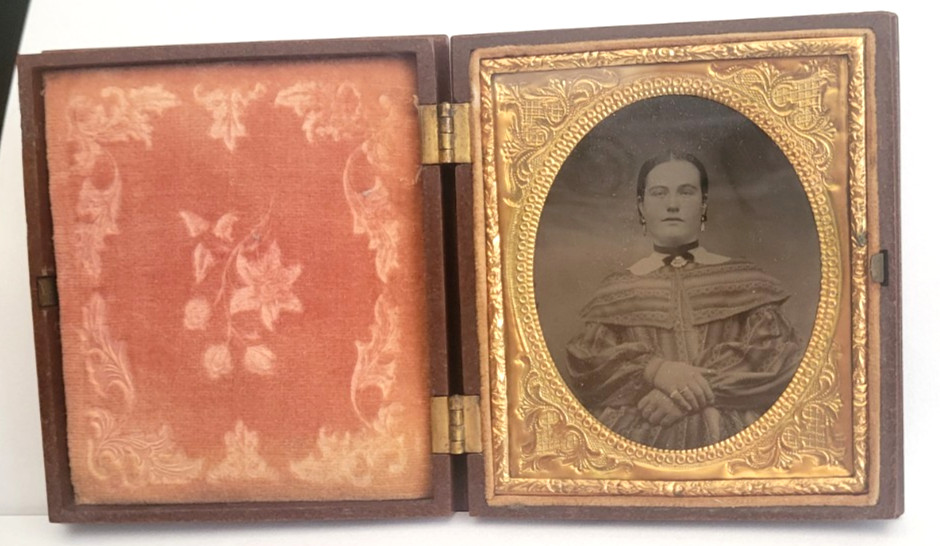 1860S TINTYPE NOT DAGUERREOTYPE PRETTY YOUNG LADY WEARING NICE DRESS JEWELRY