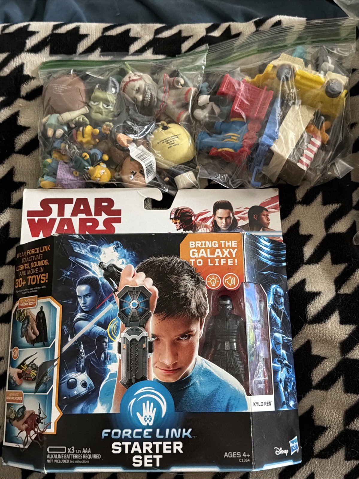 Lot Of Junk drawer Different Random Toys 90s,-now, Disney , Starwars,keychains