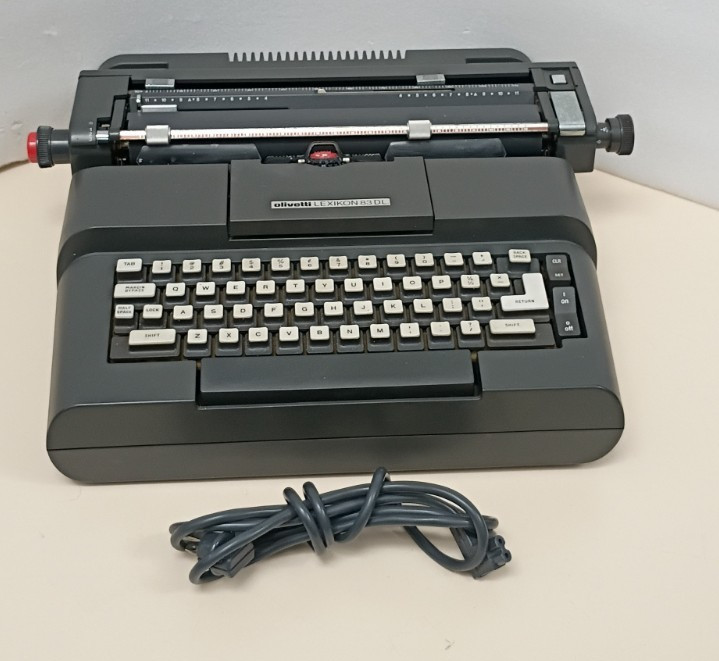 Olivetti Lexicon 83 DL Typewriter  Turns On PARTS/REPAIR NO CASE