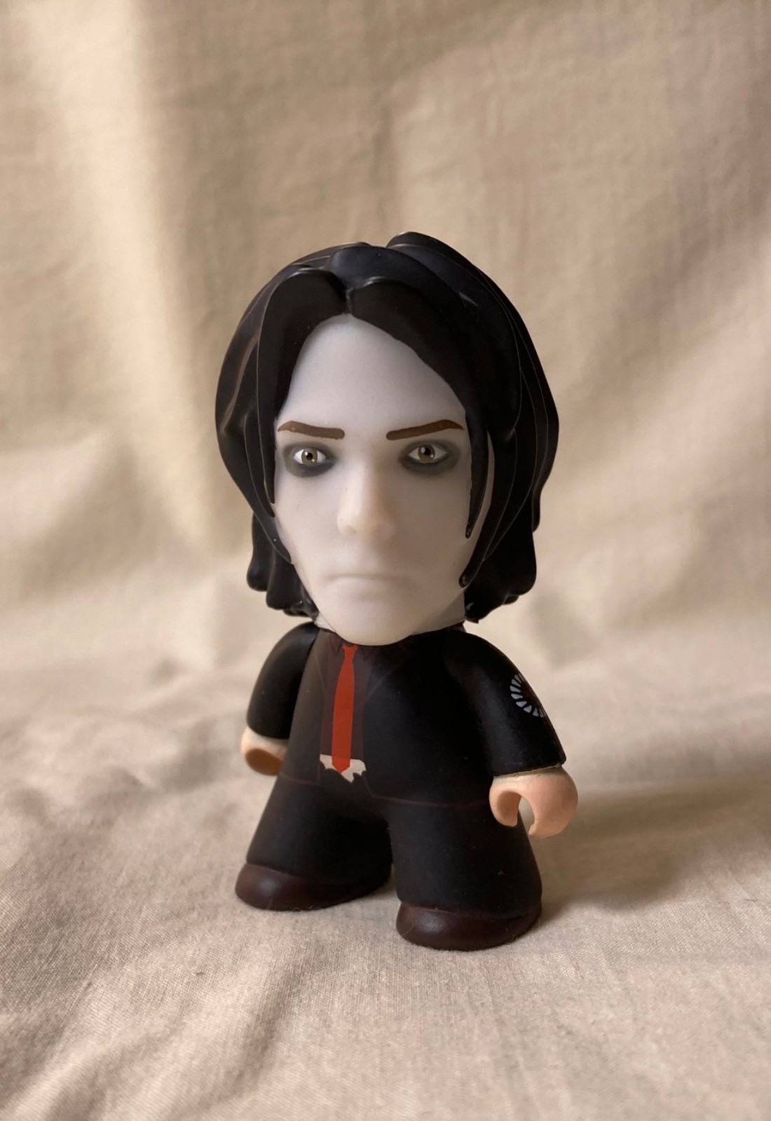 Gerard Way MCR Titans vinyl figure, Revenge era black hair red tie 2017 My Chem