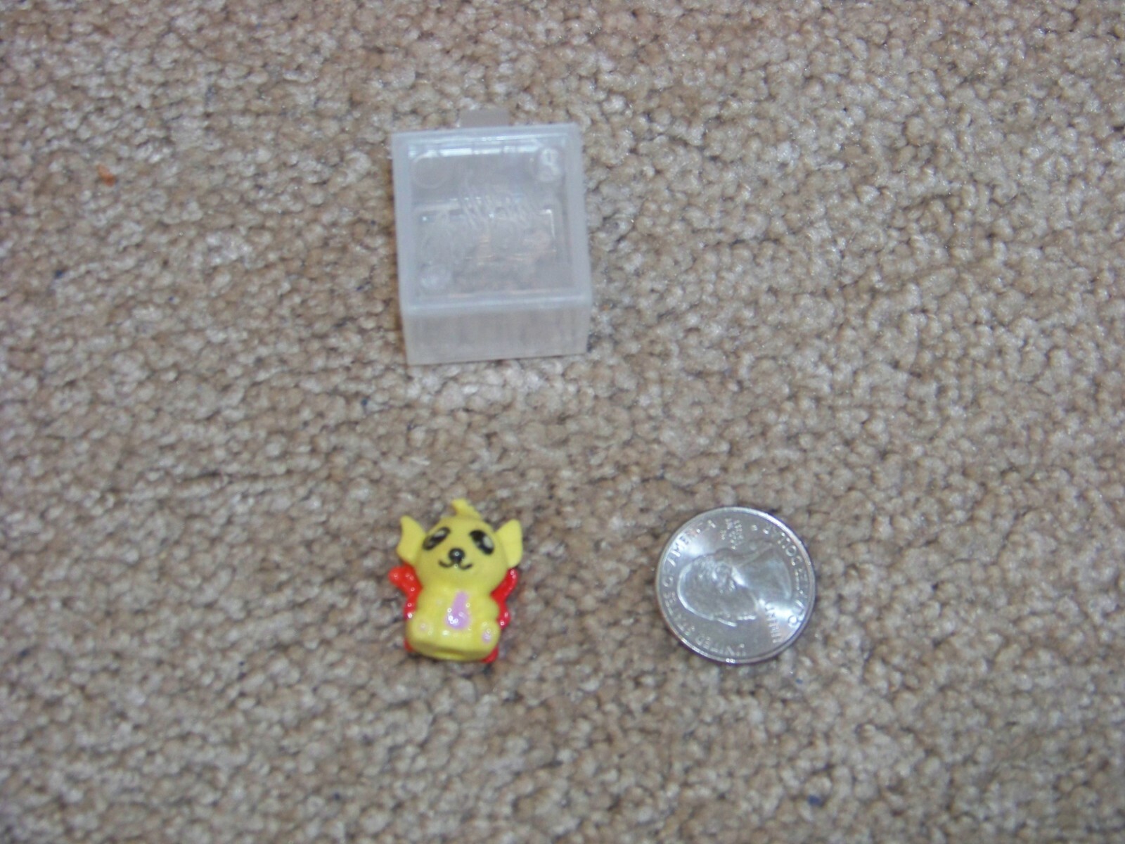 Bella Sara Chibi mini rubber animal, with stackable cube - Wiffle Bear - yellow