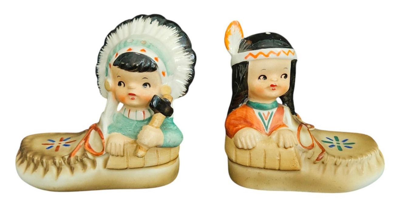 Vintage Souvenir Salt & Pepper Shaker Set Native American Indian Moccasins 3\