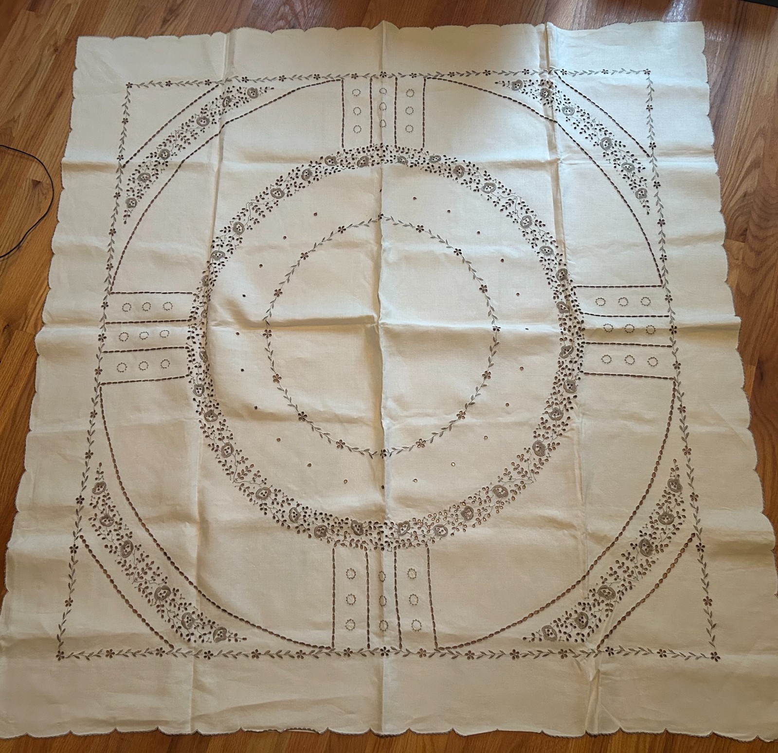 Pristine Vintage Madeira Hand Embroidered Linen Cutwork Tablecloth 50x50
