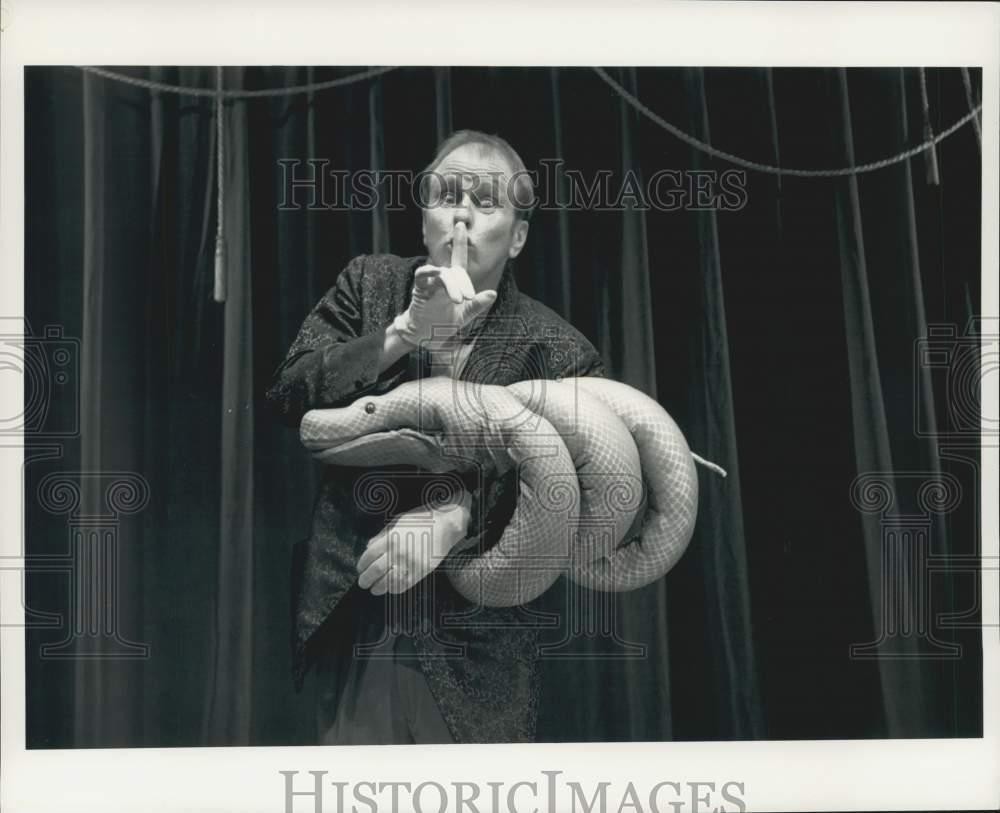 1994 Press Photo Geoff Hoyle stars in the production of 