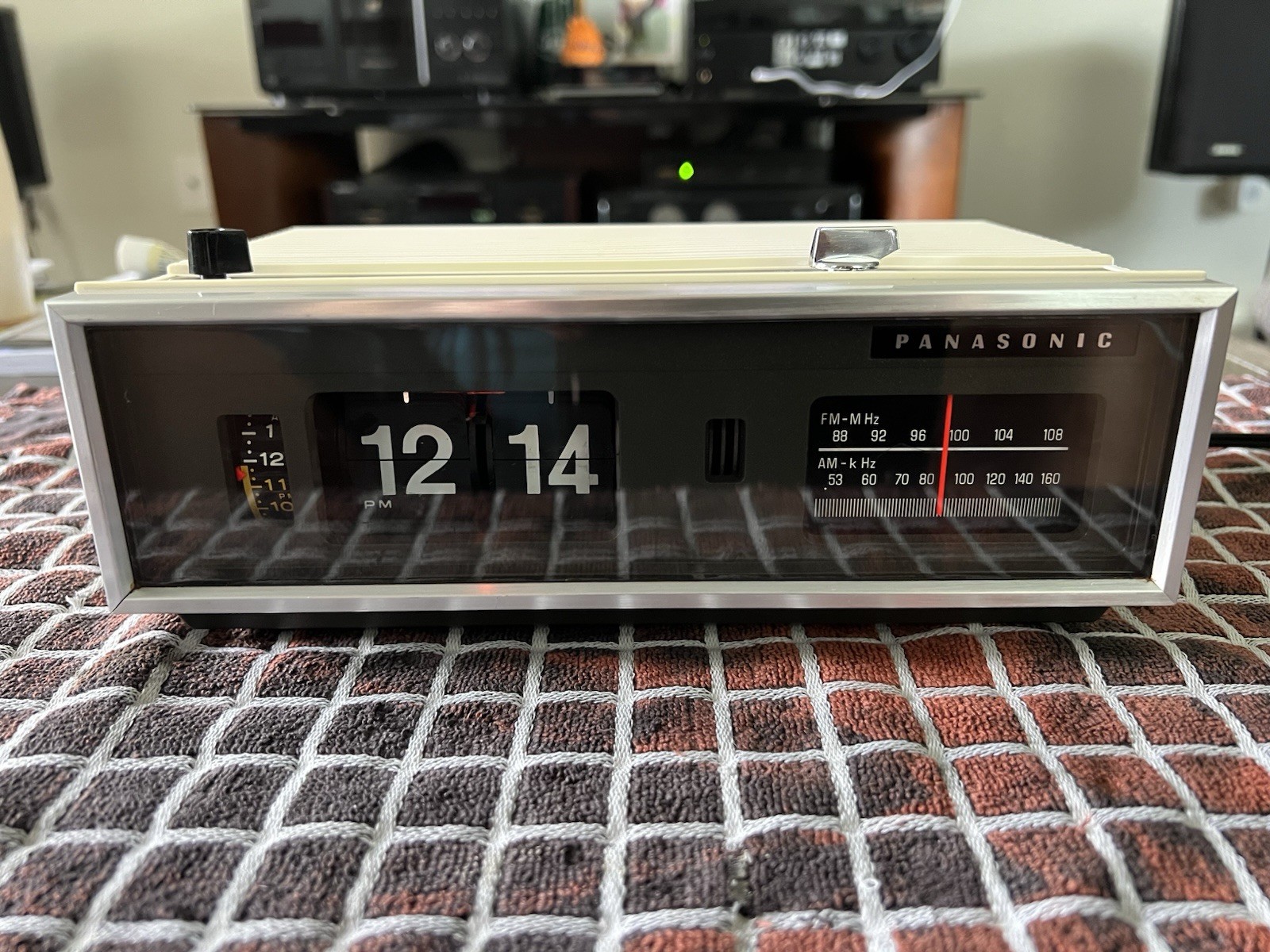 Vintage 1971 Panasonic White RC-7021 Flip Clock Alarm AM/FM lighted clock Radio 