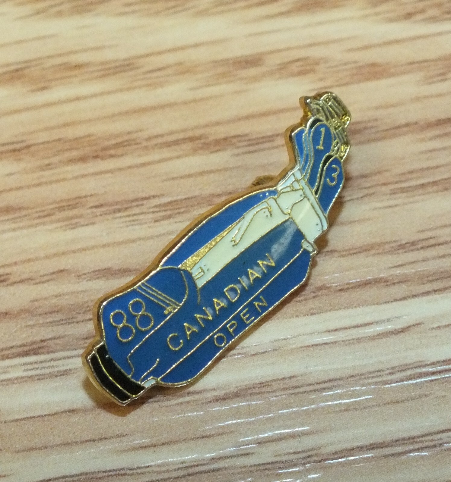 1988 Canadian Open Blue & White Collectible Enamel Golf Bag Lapel Pin 