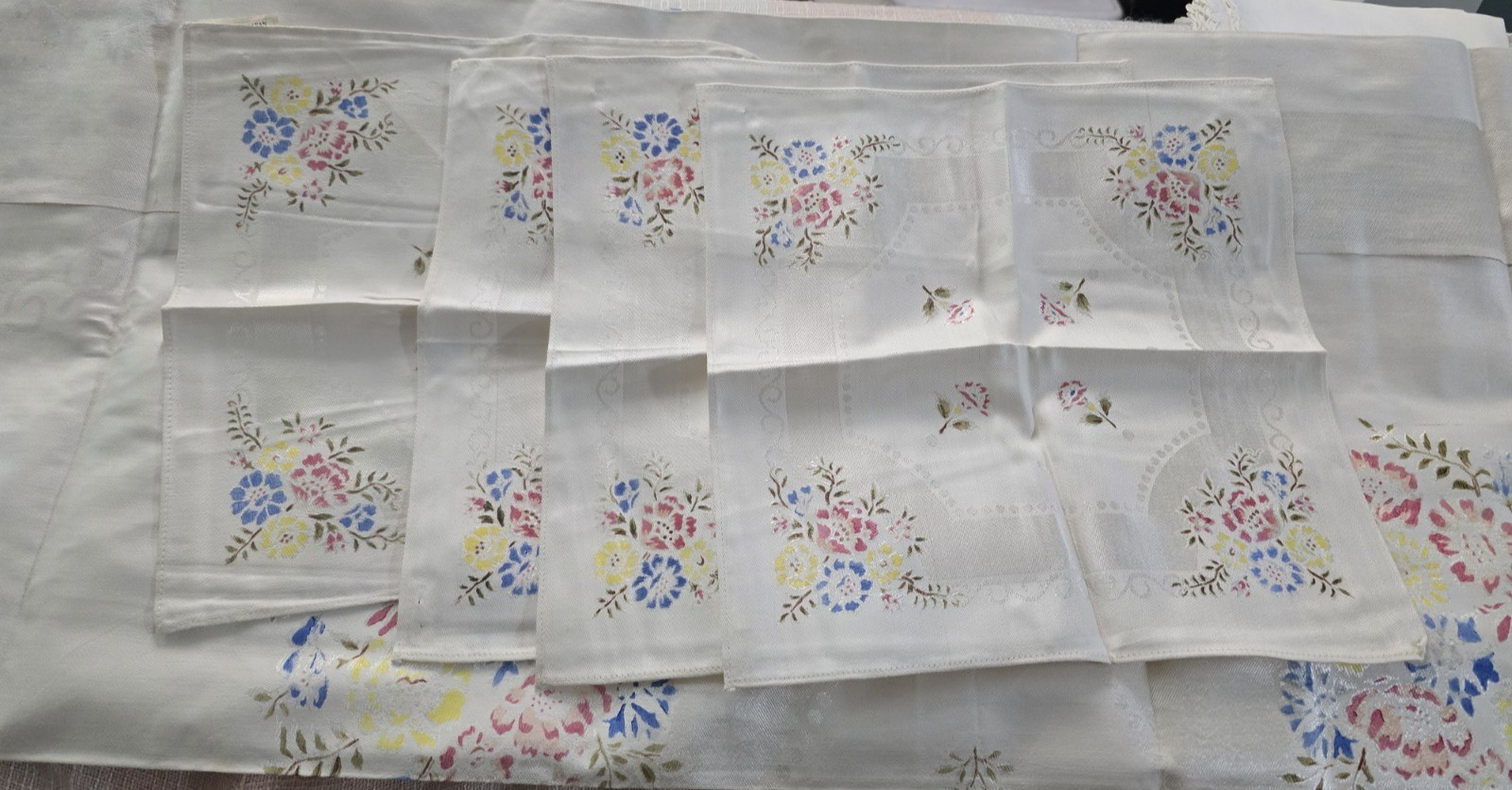 Vtg Japanese Floral Embroidered Square Tablecloth & 4 Napkins Set