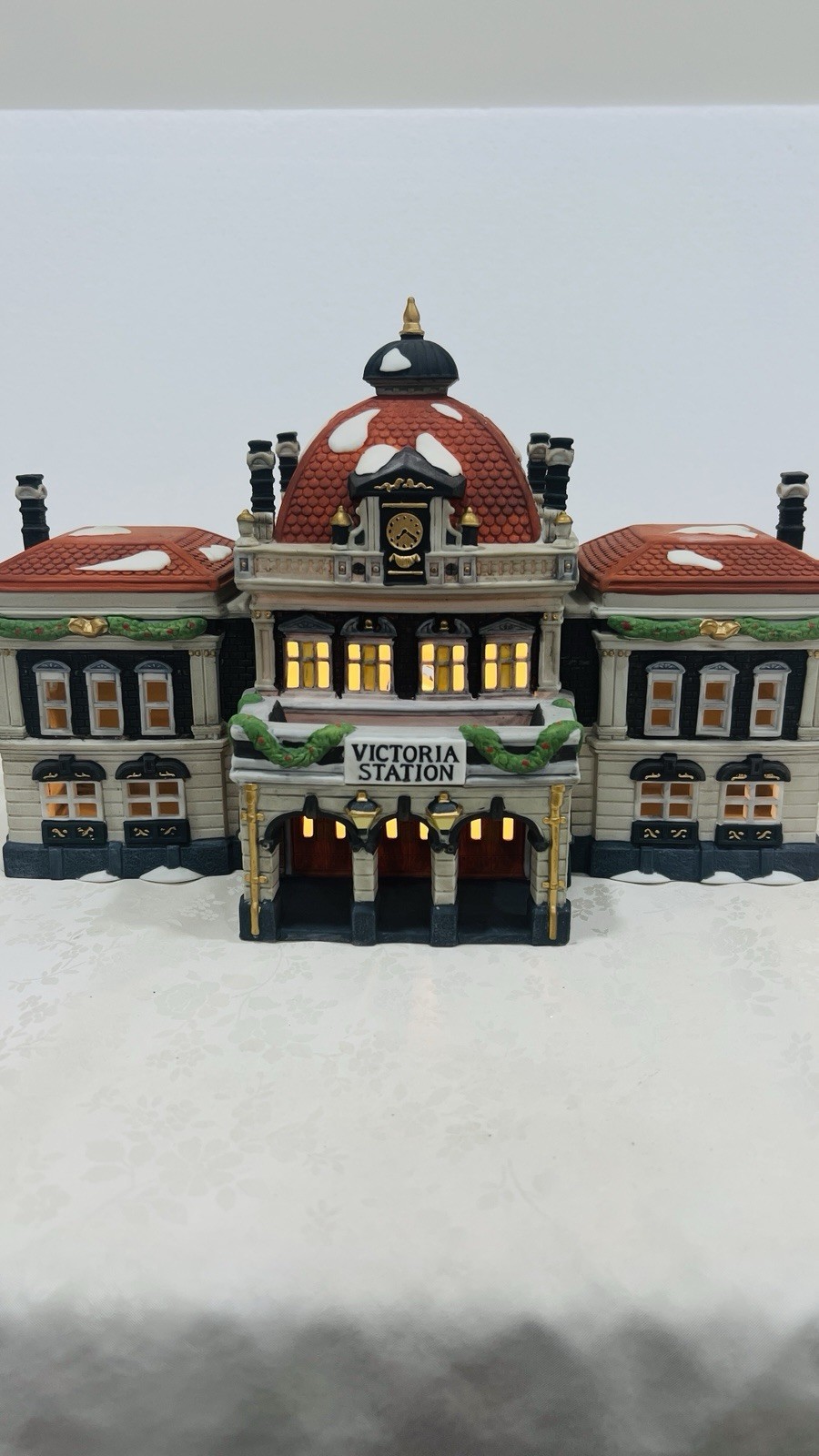 Dept 56 Heritage Village Collection “Victoria Station” 55743 Retired Excellent 