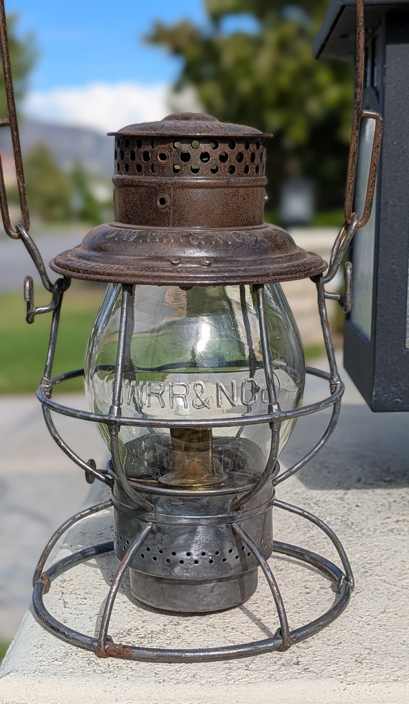 OREGON WASHINGTON RAILROAD & NAVIGATION CO. TALL CAST GLOBE RAILROAD LANTERN