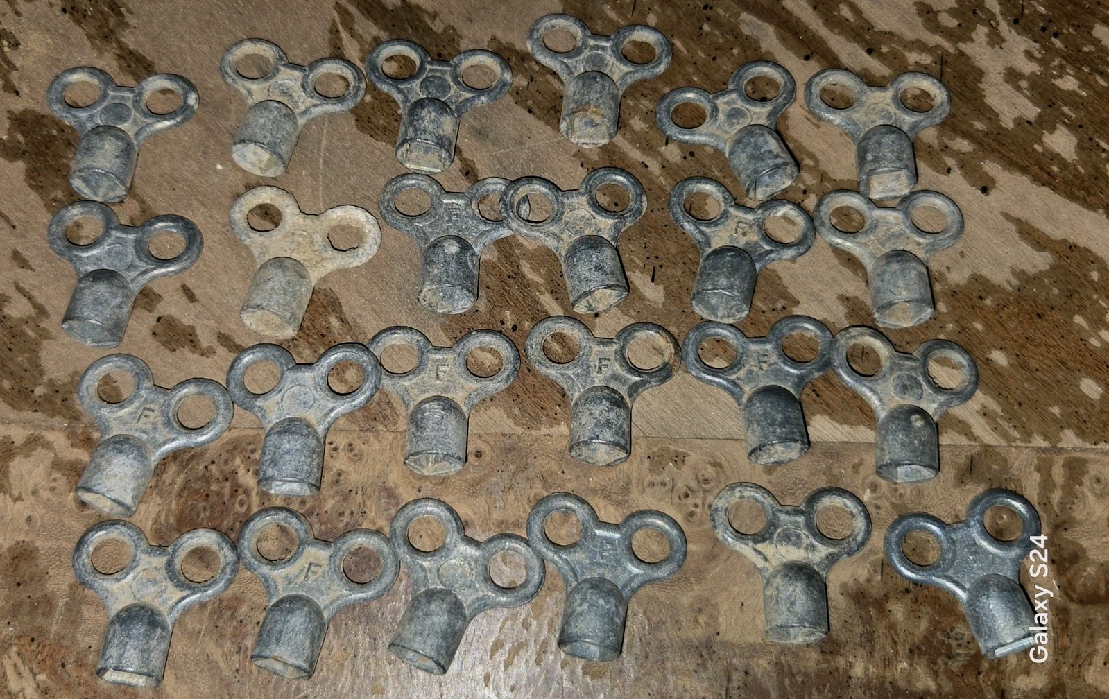 24 vintage winding toy steamtrunk luggage clock keys MARKED \