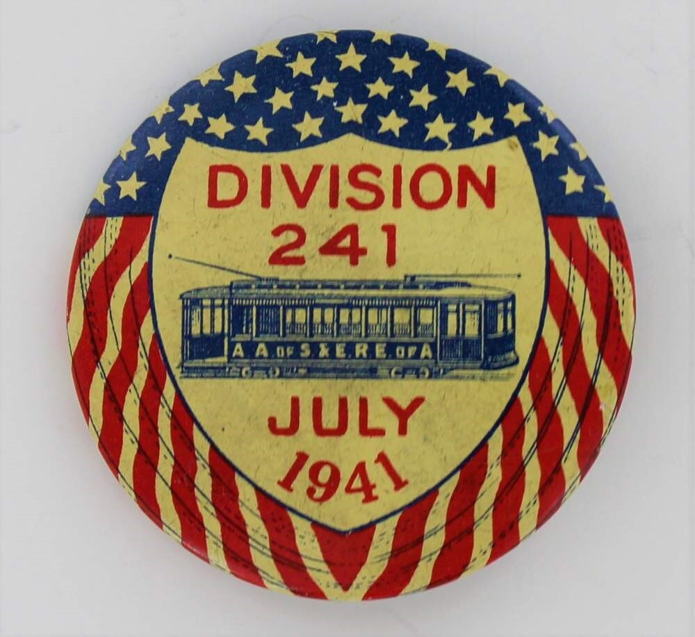 Chicago Trolley Company 1941 Patriotic Wartime Button WWII Streetcar Tram P1472