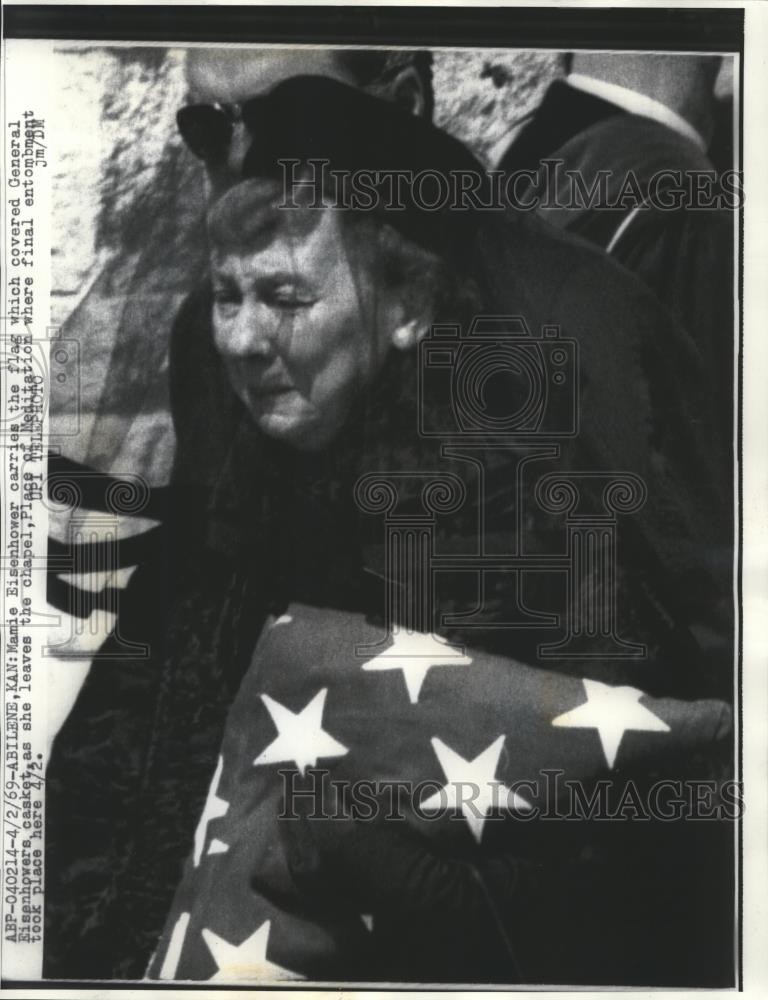 1969 Press Photo Mamie Eisenhower carries flag to cover husband\'s casket