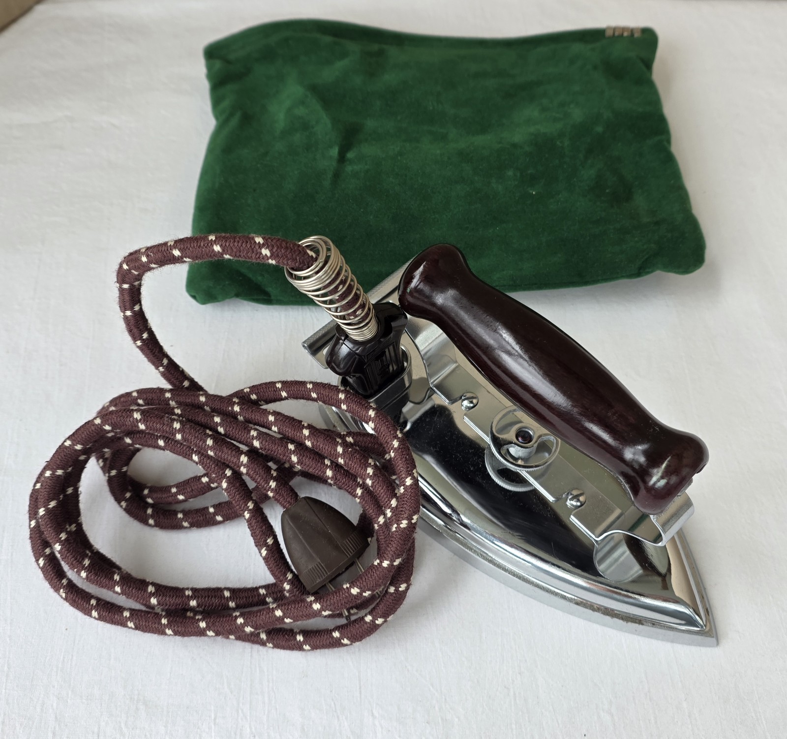 Vintage 1939 Landers Frary & Clark Universal Travel Iron EA1620 Cord Case WORKS