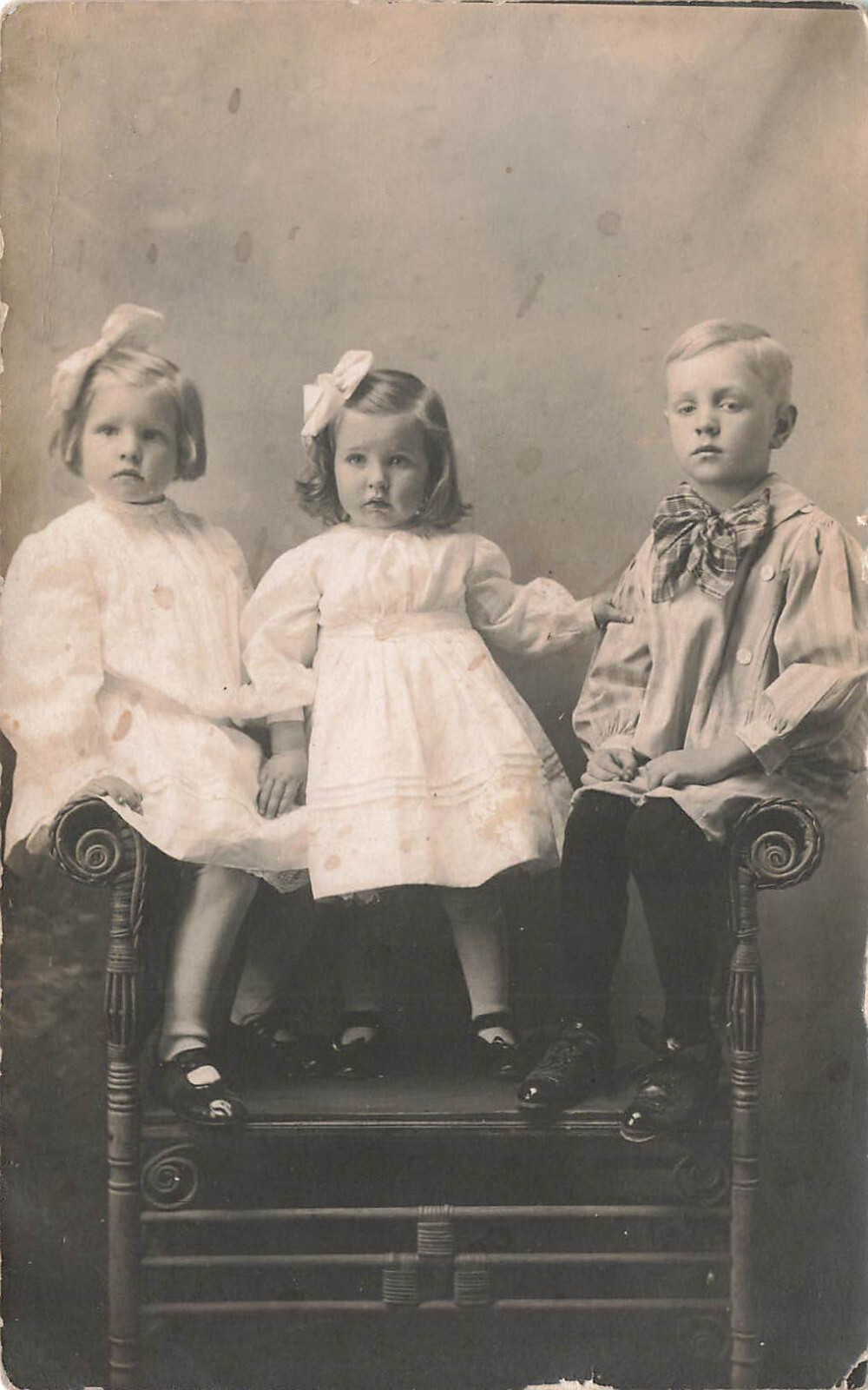 VINTAGE RPPC REAL PHOTO POSTCARD 3 BEAUTIFUL CHILDREN ON CHAIR c1910 090124 T