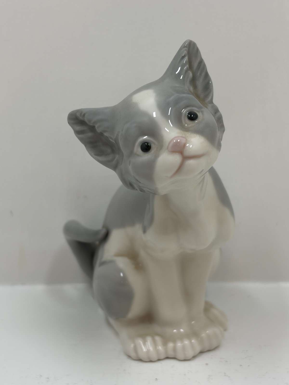 Lladro 5113 Feed Me Porcelain Figurine Cat 5 1/4 in