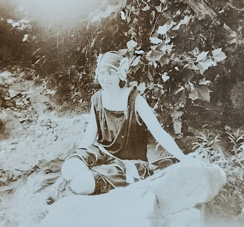 Pretty Young Woman 1920s Flapper / Vintage Snapshot Found Photo