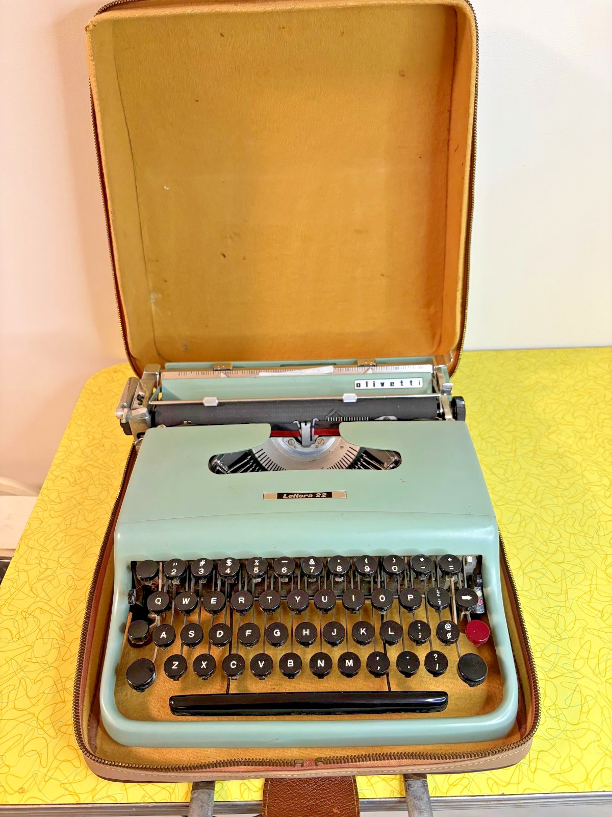 Vtg c1960s Olivetti Lettera 22 Typewriter Made in Italy Seafoam Green Case