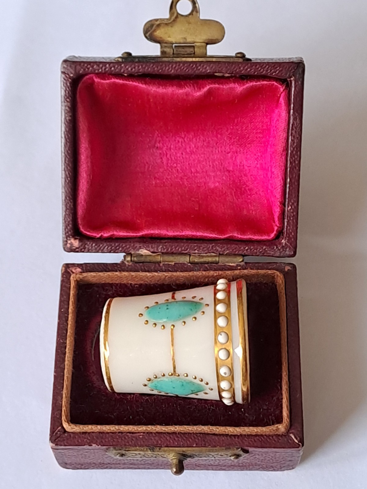 ANTIQUE ROYAL WORCESTER PORCELAIN \'JEWELLED\' THIMBLE, TURQUOISE JEWELS, BOXED