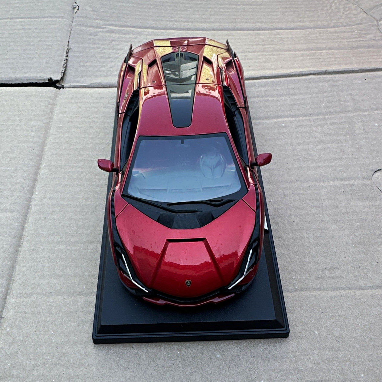Maisto 1:18 Lamborghini Sián FKP 37 Red Diecast Model Car w/ Display Base