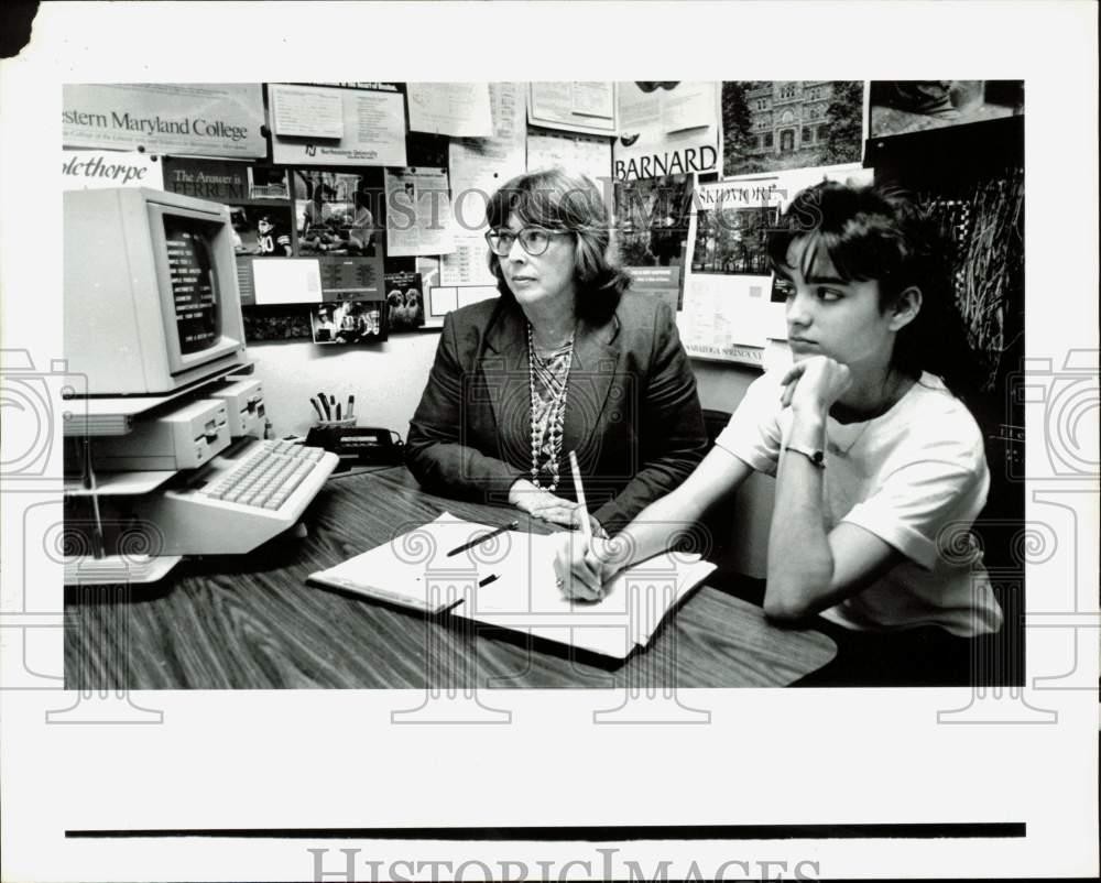 1988 Press Photo Jane Jacobs helps Allegra Hosford with SAT prep course in Miami